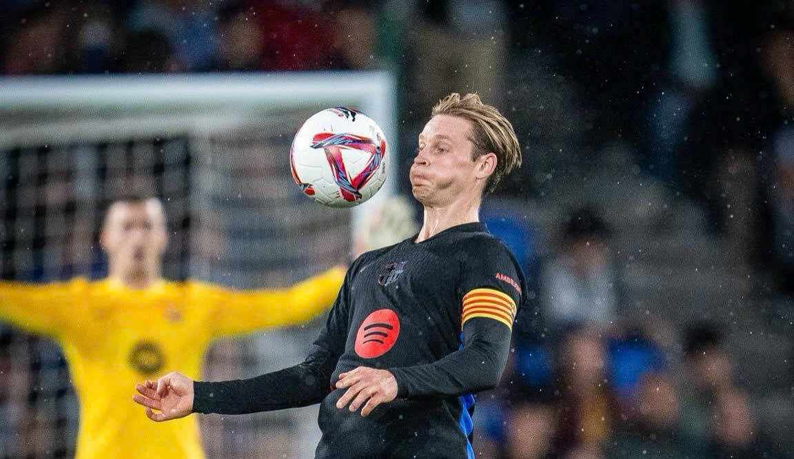 De Jong chưa có nhiều đóng góp cho Barcelona mùa này.  Ảnh: FCB