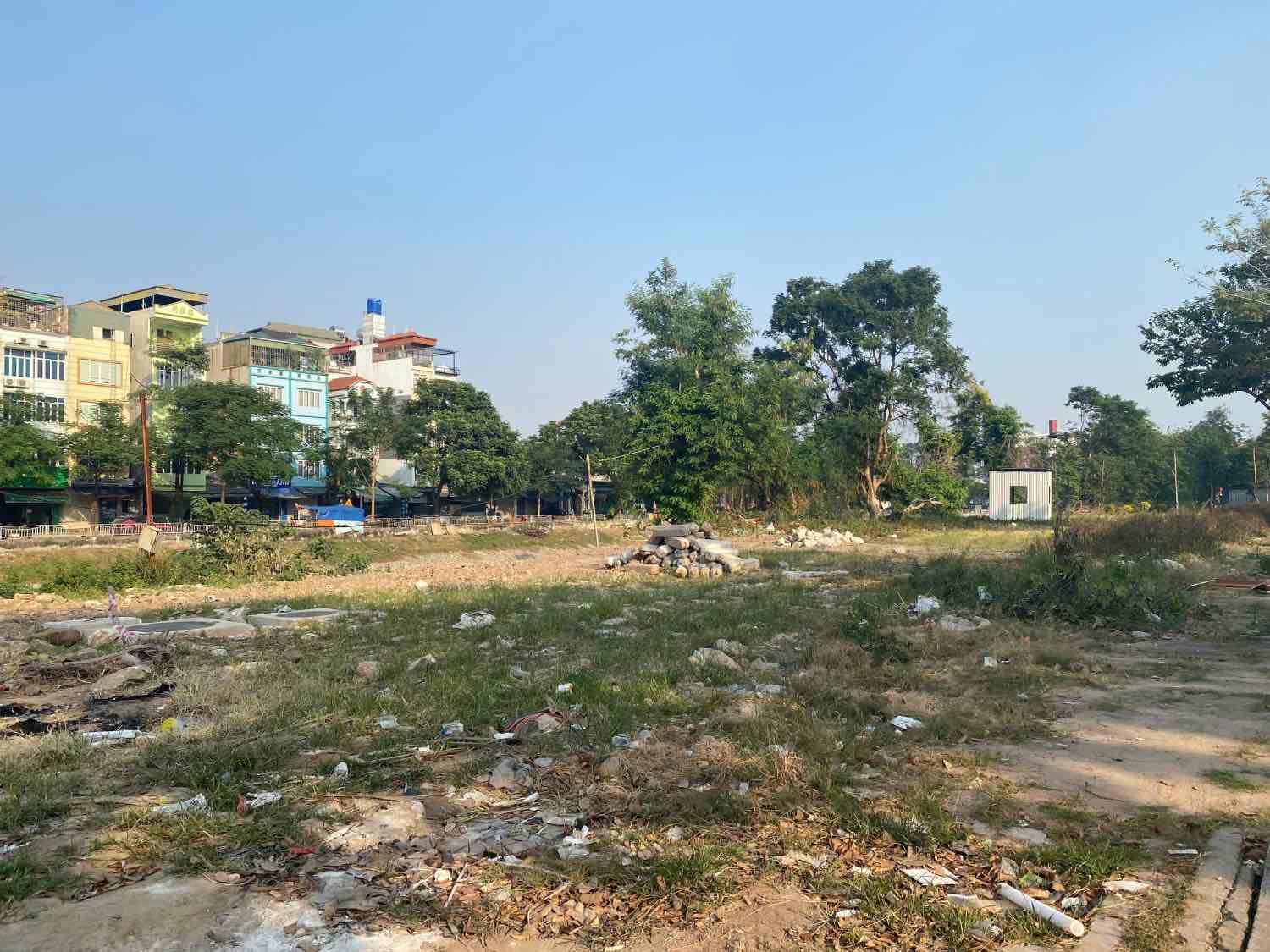 Cảnh hoang hoá tại khu đất ven sông Tô Lịch. Ảnh: Nhật Minh