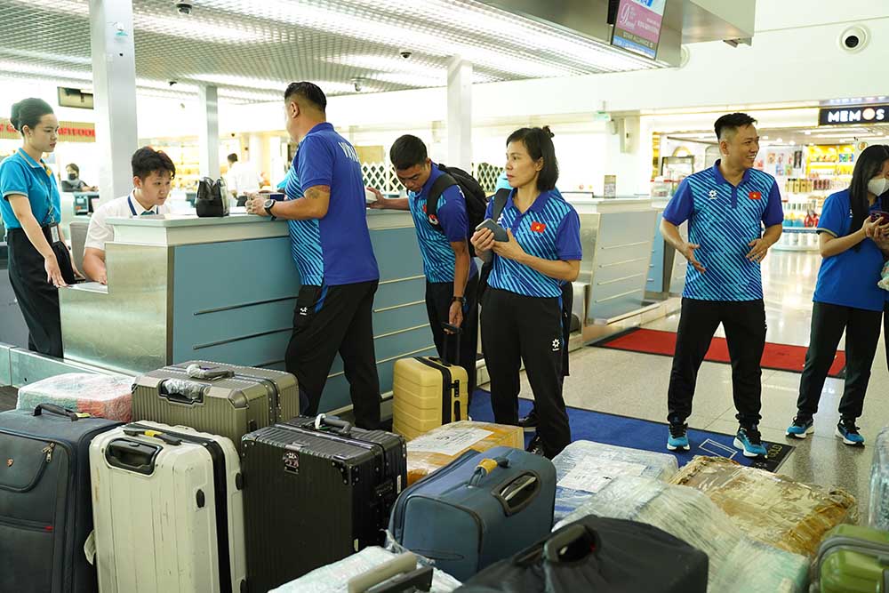 Toàn đội làm thủ tục trước giờ lên máy bay. Ảnh: Thanh Vũ