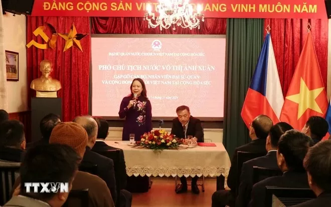 Phó Chủ tịch nước Võ Thị Ánh Xuân đến thăm và nói chuyện với cán bộ, nhân viên Đại sứ quán Việt Nam tại Cộng hòa Séc. (Ảnh: Ngọc Biên/TTXVN) Phó Chủ tịch nước Võ Thị Ánh Xuân đến thăm và nói chuyện với cán bộ, nhân viên Đại sứ quán Việt Nam tại Cộng hòa Séc. (Ảnh: Ngọc Biên/TTXVN)