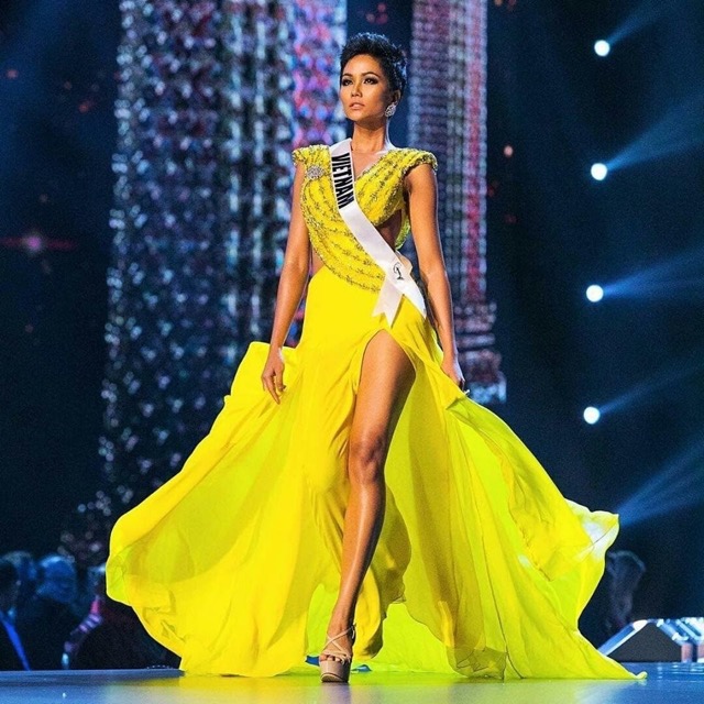 H'hen Niê trong chiếc váy dạ hội màu vàng ở Miss Universe 2018. Ảnh: MU