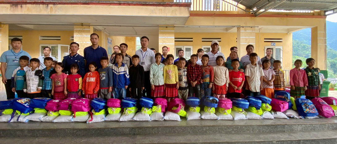 Thầy Nguyễn Chí Anh kết nối các nhà hảo tâm để giúp đỡ các em học sinh bị ảnh hưởng nặng nề của bão lũ. Ảnh: NVCC
