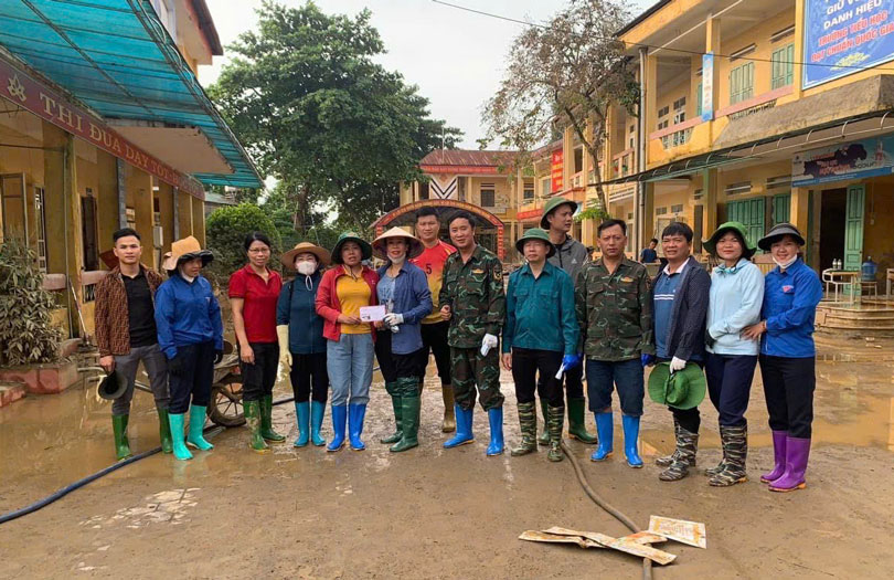 Các thầy cô Trường PTDTBT TH Bản Mù giúp đỡ trường bạn dọn dẹp sau lũ. Ảnh: NVCC