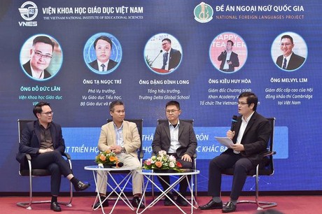 Các đại biểu thảo luận tại Hội thảo công bố kết quả nghiên cứu xây dựng thử nghiệm học liệu dạy Toán, Khoa học, Sinh học bằng tiếng Anh diễn ra vào sáng 29/11. (Ảnh: MOET)