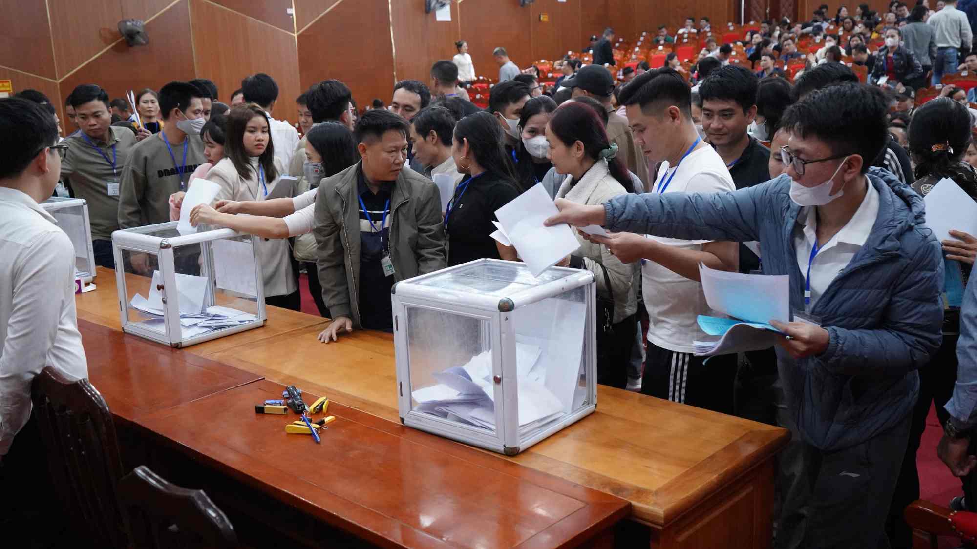 Phiên đấu giá thu hút 319 khách hàng, với 1.368 hồ sơ tham gia đấu giá. Ảnh: Công tin thông tin điện tử huyện Thạch Thất
