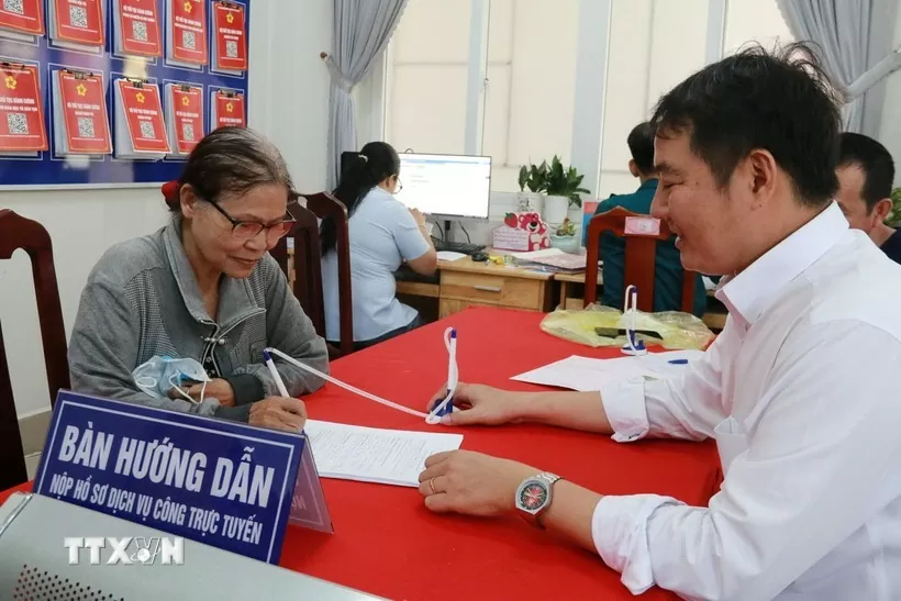 Người dân đến thực hiện thủ tục hành chính được cán bộ viên chức phường Tân Phong, thành phố Biên Hòa, hướng dẫn nhiệt tình. Ảnh: TTXVN Người dân đến thực hiện thủ tục hành chính được cán bộ viên chức phường Tân Phong, thành phố Biên Hòa, hướng dẫn nhiệt tình. Ảnh: TTXVN