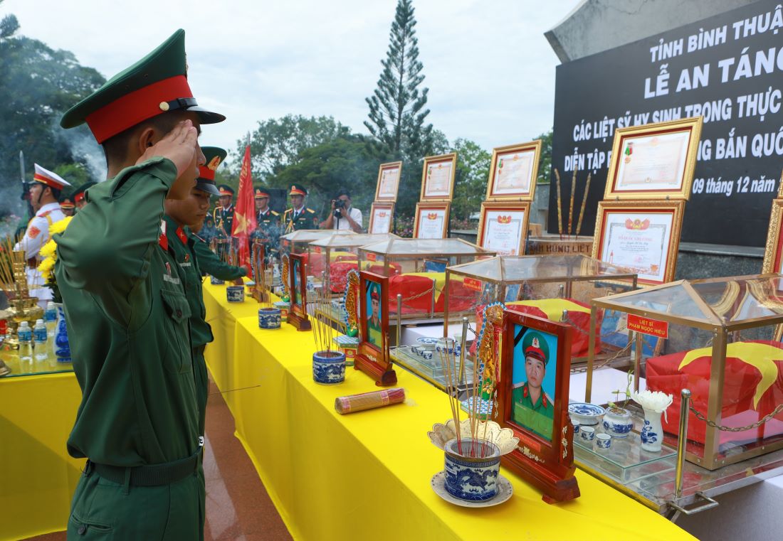 Đồng đội thắp hương tưởng nhớ các liệt sĩ tại Nghĩa trang liệt sĩ tỉnh Bình Thuận. Ảnh: Duy Tuấn