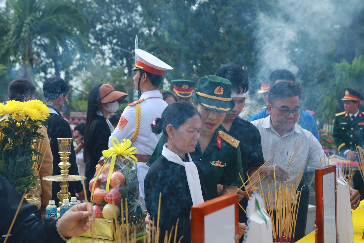 Người thân thắp hương cho các liệt sĩ. Ảnh: Duy Tuấn