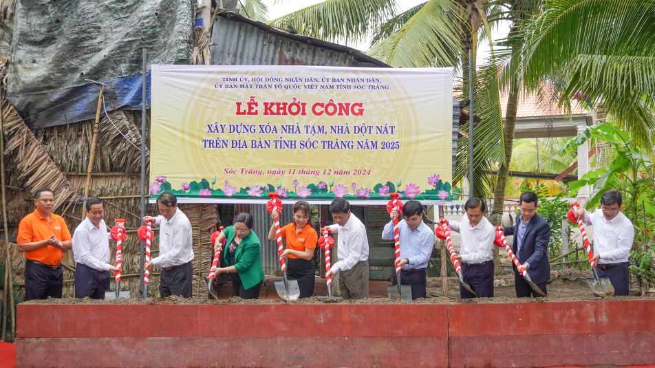 Lãnh đạo Tỉnh ủy, UBND, UB MTTQ Việt Nam tỉnh Sóc Trăng, mạnh thường quân thực hiện nghi thức khởi công xây dựng nhà ở trên địa bàn tỉnh. Ảnh: Phương Anh