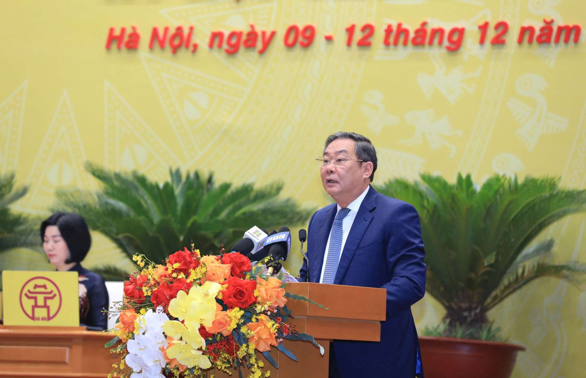 Phó Chủ tịch Thường trực UBND Thành phố Hà Nội Lê Hồng Sơn trình bày báo cáo. Ảnh: HĐND TP Hà Nội