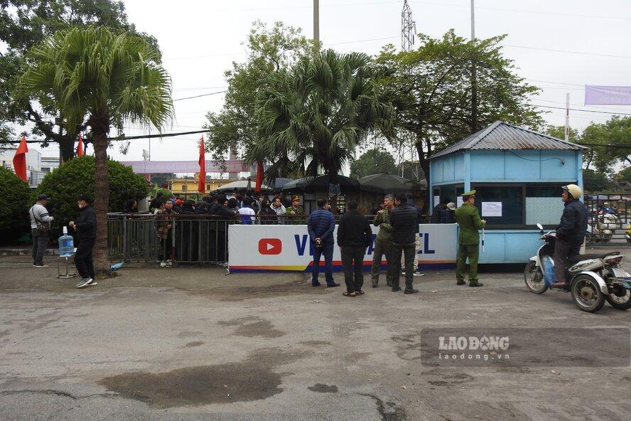 Như thông báo trước đó từ Liên đoàn Bóng đá Việt Nam (VFF), để tiếp tục phục vụ người hâm mộ có thể tới sân theo dõi và cổ vũ các trận đấu sân nhà của ĐTVN tại ASEAN Cup 2024, ban tổ chức triển khai bán vé trực tiếp.