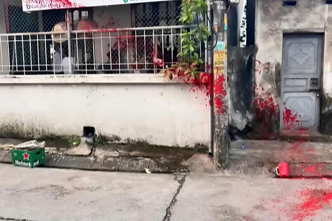 Bắt nhóm tạt sơn, ném chất bẩn vào nhà người dân ở Hạ Long