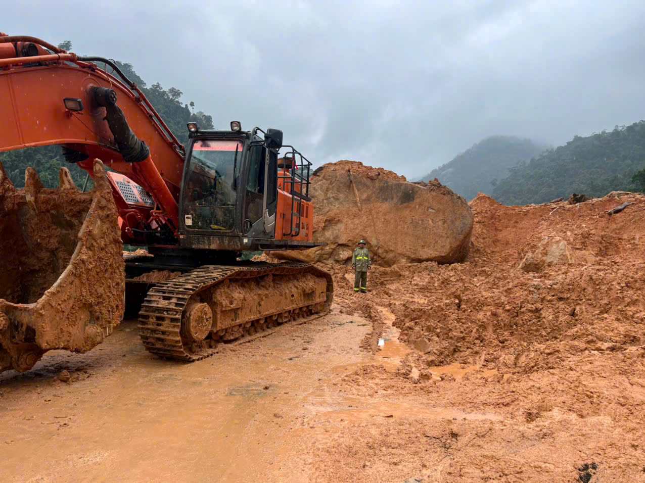 Khối đá nặng 100 tấn tại Km43+400 qua xã Sơn Thái xuất hiện tối 15.12 khiến giao thông qua đèo Khánh Lê tiếp tục bị ngừng. Ảnh: Thế Tài