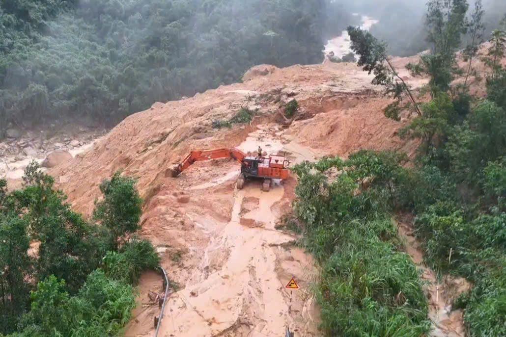 Hàng trăm khối đất đá sạt lở trên đèo Khánh Lê được ghi nhận. Ảnh: Hữu Long