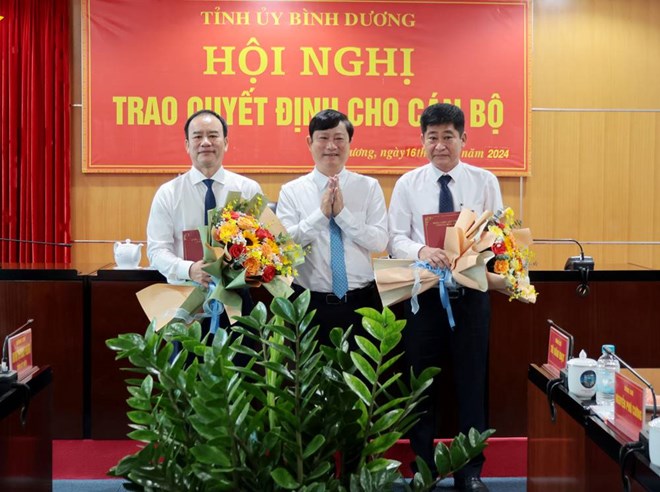 Bình Dương trao quyết định nhân sự ở 2 huyện