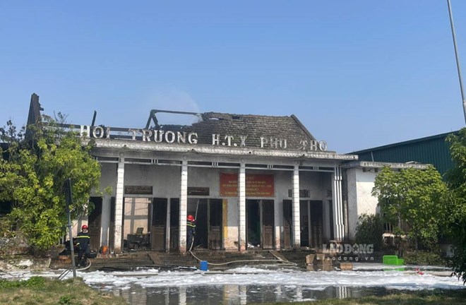 Cháy nhà kho của công ty giày da ở Nam Định
