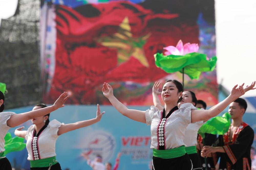 Các tiết mục văn hóa nghệ thuật trong chương trình chào mừng triển lãm. Ảnh: Hải Nguyễn