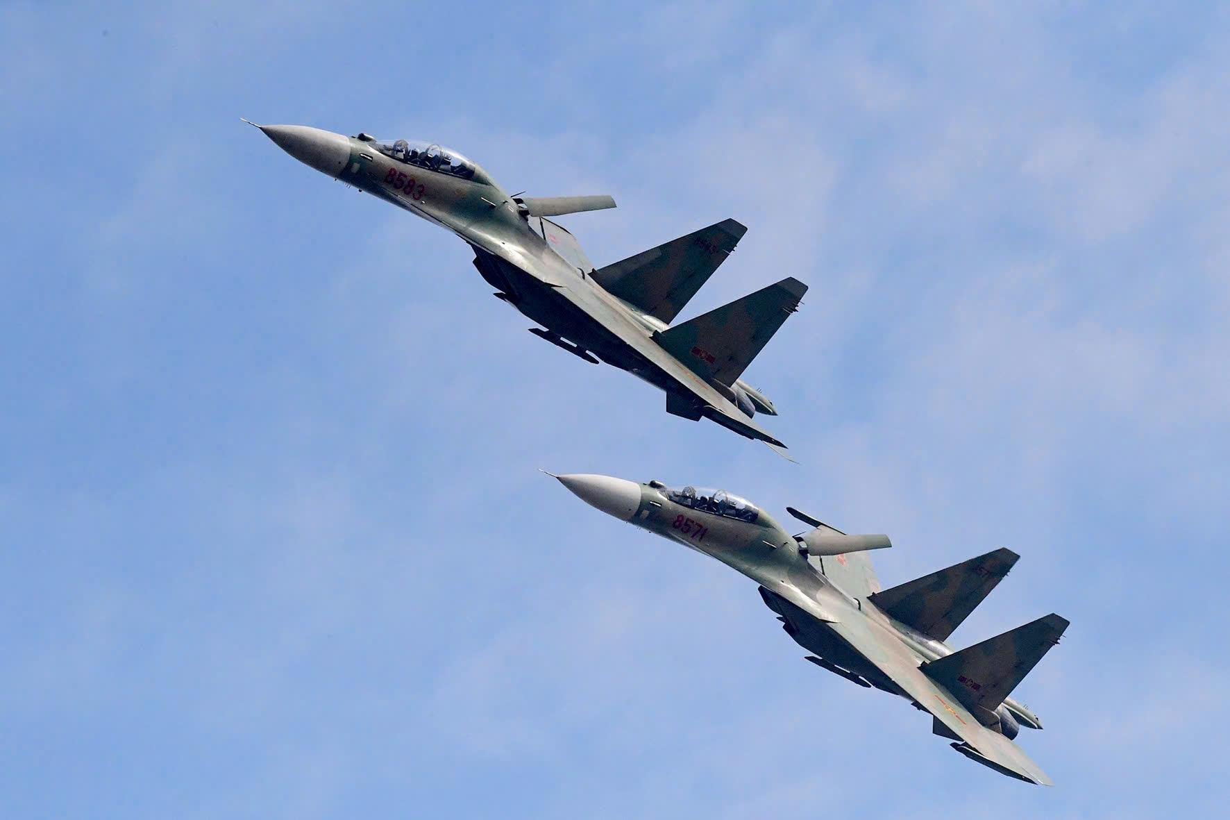 Máy bay chiến đấu Su-30MK2 biểu diễn gây ấn tượng với khán giả. Ảnh: Hải Nguyễn