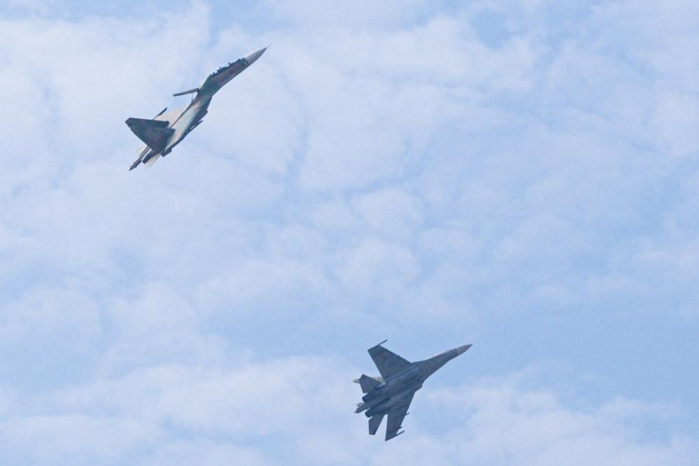 Biên đội máy bay chiến đấu Su-30MK2 bay biểu diễn ở độ cao thấp. Ảnh: Hải Nguyễn