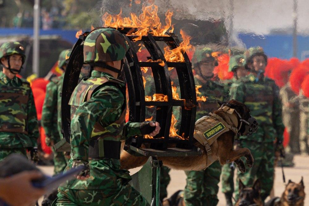 Đặc công biểu diễn tại chương trình lễ khai mạc. Ảnh: Hải Nguyễn