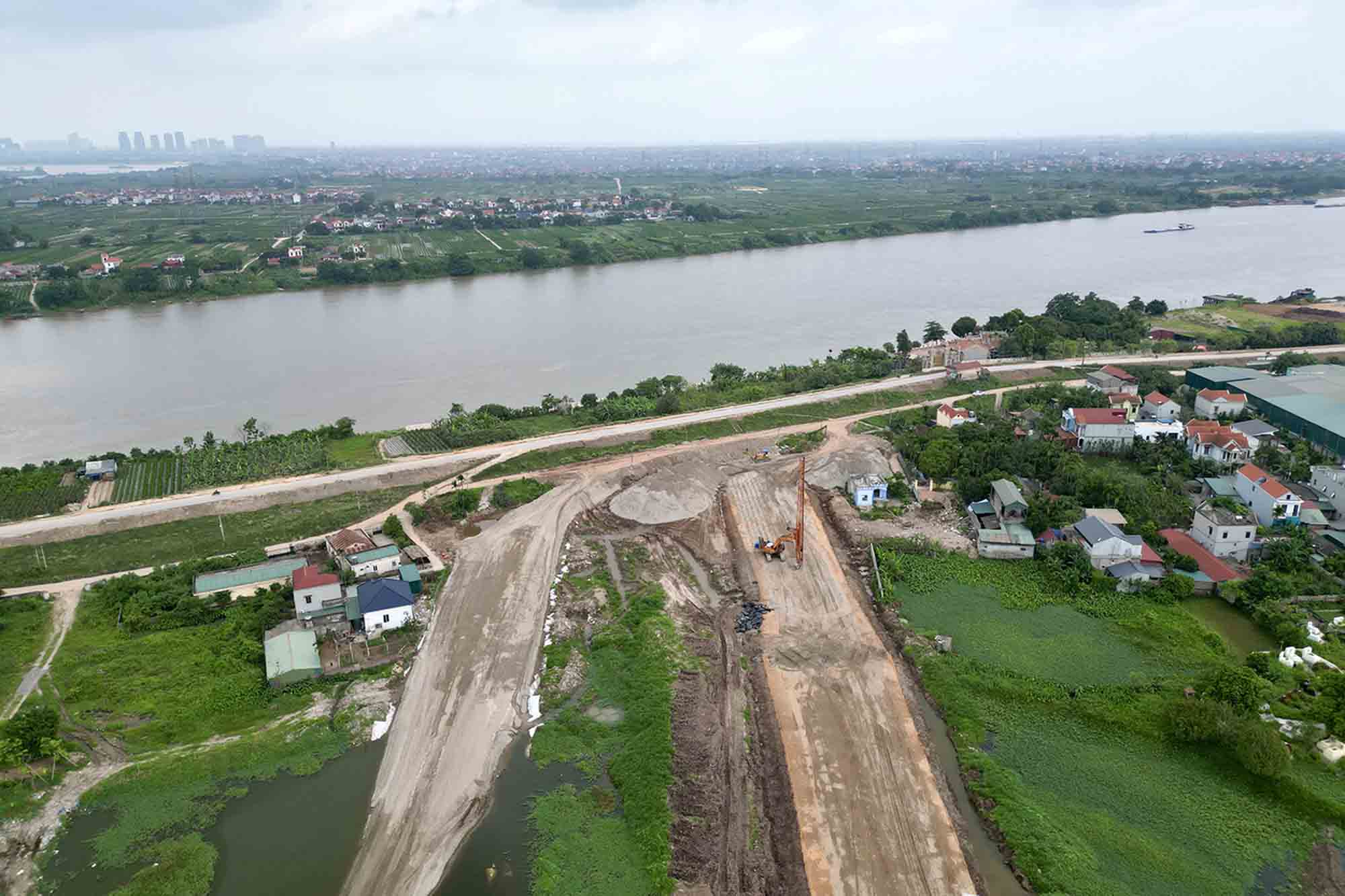 Cầu Mễ Sở phía Thường Tín (Hà Nội) đã có mặt bằng sạch, còn phía Hưng Yên chưa được giải phóng mặt bằng. Ảnh: Nhóm PV