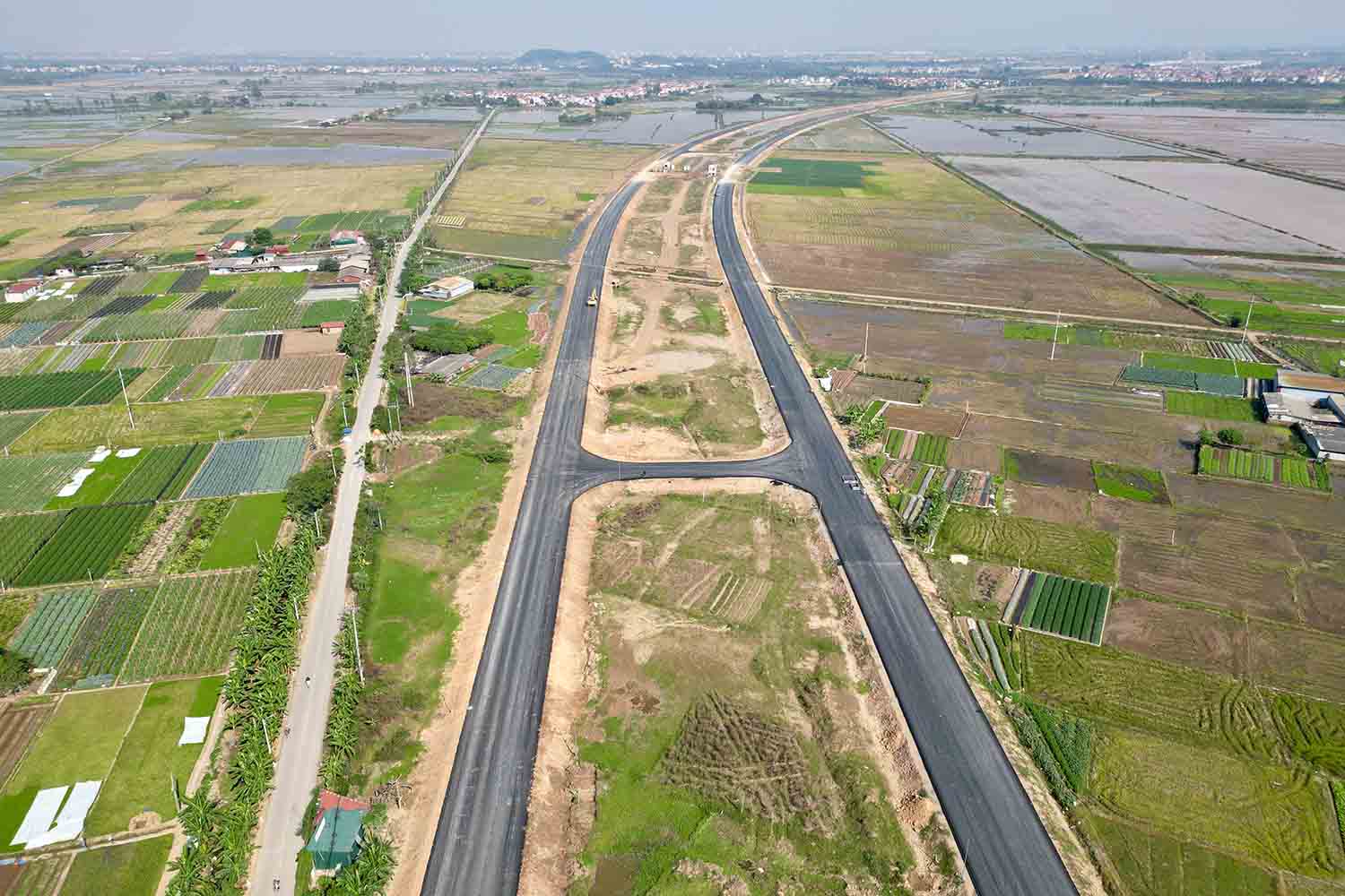 Phần đất ở giữa được chừa lại để xây cao tốc Vành đai 4. Ảnh: Nhóm PV