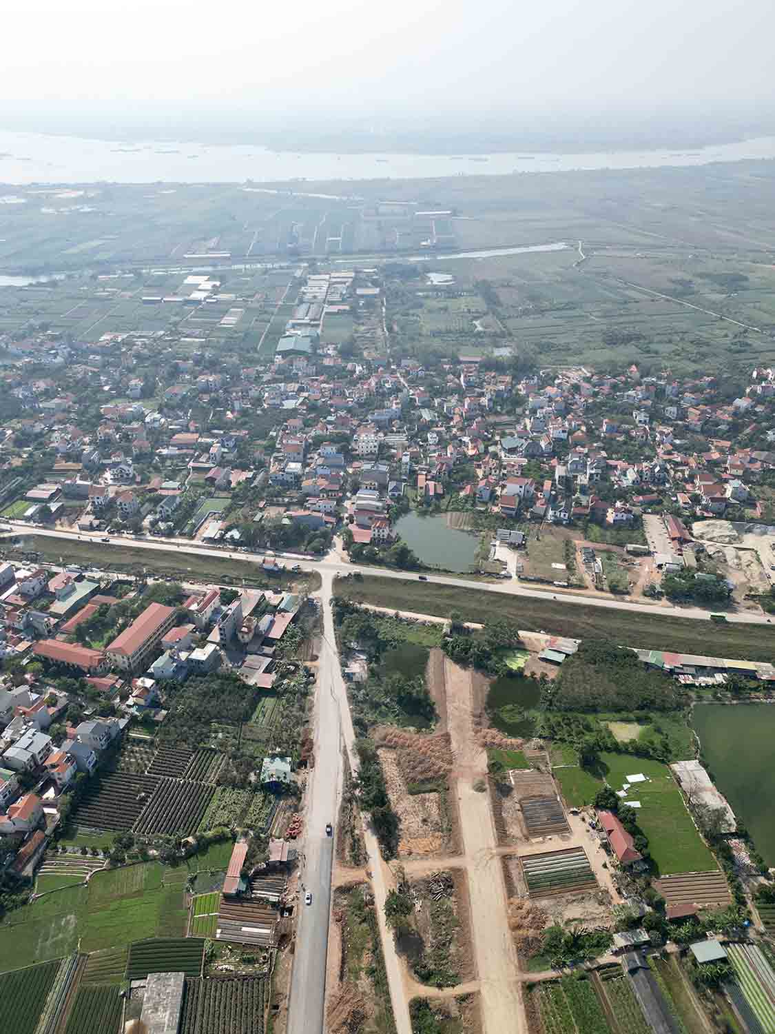 Vành đai 4 đoạn qua xã Văn Khê (huyện Mê Linh). Phía xa là sông Hồng, nơi sẽ xây dựng cầu Hồng Hà nối Mê Linh với Đan Phượng. Ảnh: Nhóm PV
