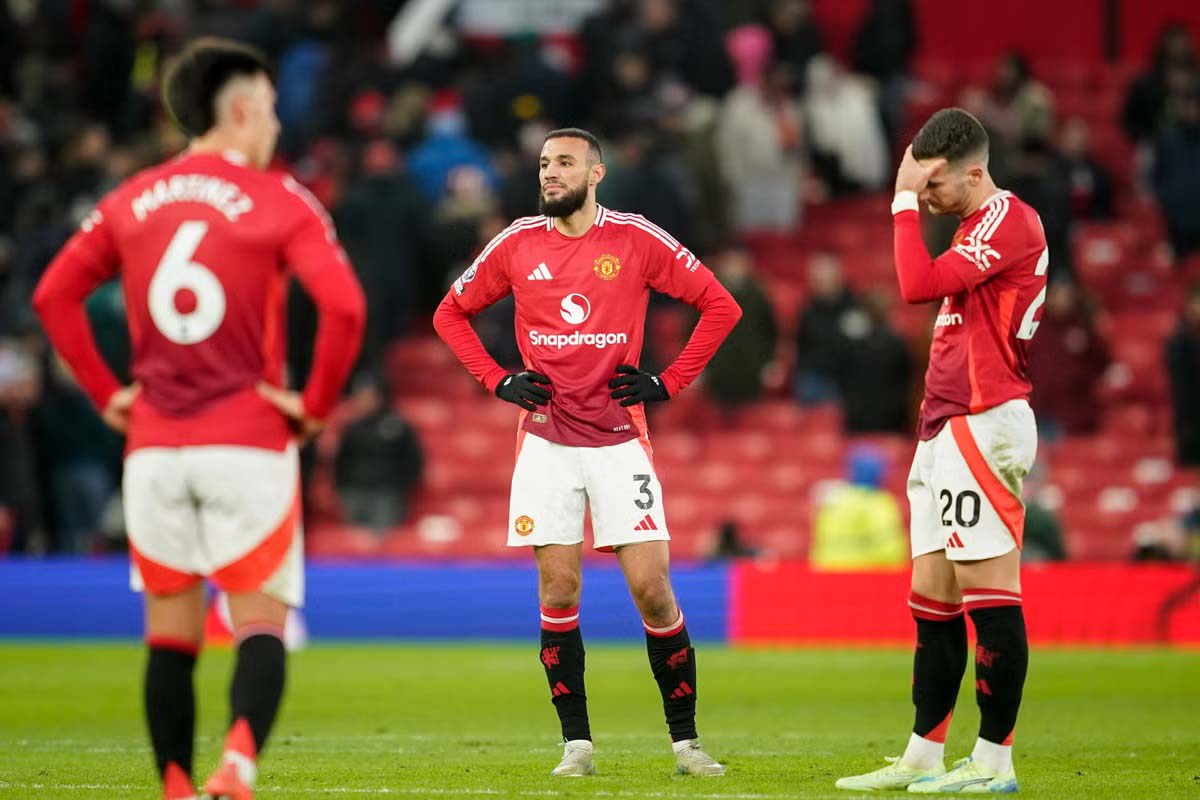 Hàng thủ Man United trải qua ngày thi đấu thảm họa trước Bournemouth. Ảnh: The Independent