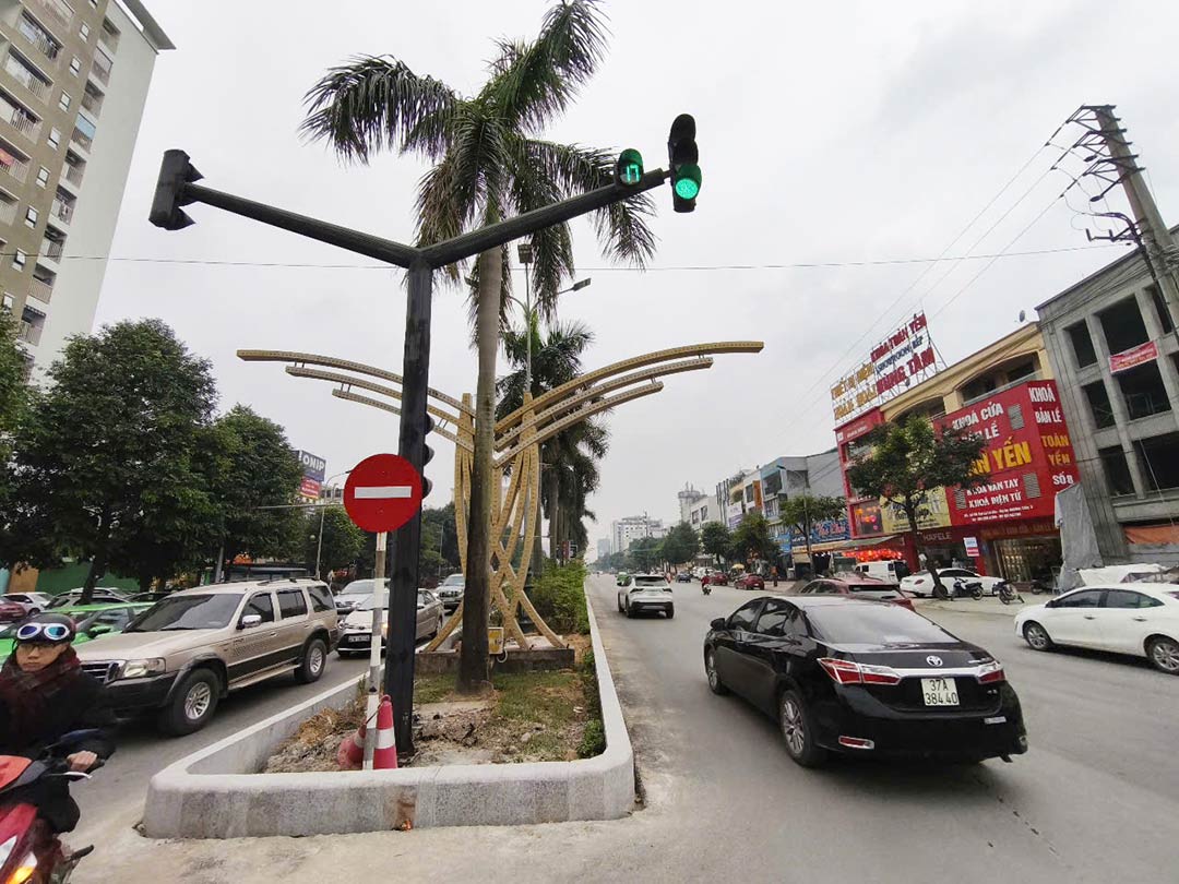 Hệ thống bồn hoa giải phân cách đại lộ Lê nin đã được chỉnh trang. Ảnh: Quang Đại