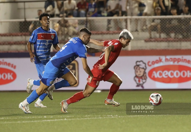 Tuyển Việt Nam chỉ mới nhận 2 thẻ vàng của Thanh Bình và Thành Chung. Ảnh: Trung Thu