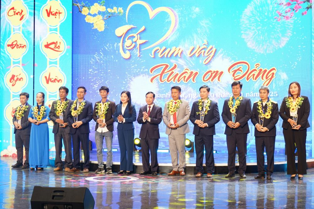 Đại diện lãnh đạo Tỉnh ủy Thanh Hóa trao