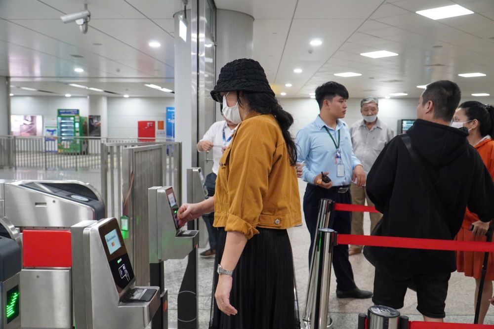 Hành khách sử dụng thẻ Mastercard không tiếp xúc có thể quét trực tiếp tại thiết bị đầu đọc thẻ EMV ở cổng soát vé. Các loại thẻ Napas dự kiến được chấp nhận từ ngày 24.1. Các loại thẻ Visa, JCB, Amex và UPI sẽ sớm được tích hợp. Ảnh: Thanh Chân