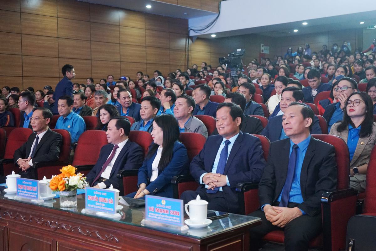 Các đại biểu tham dự chương trình. Ảnh: Quách Du