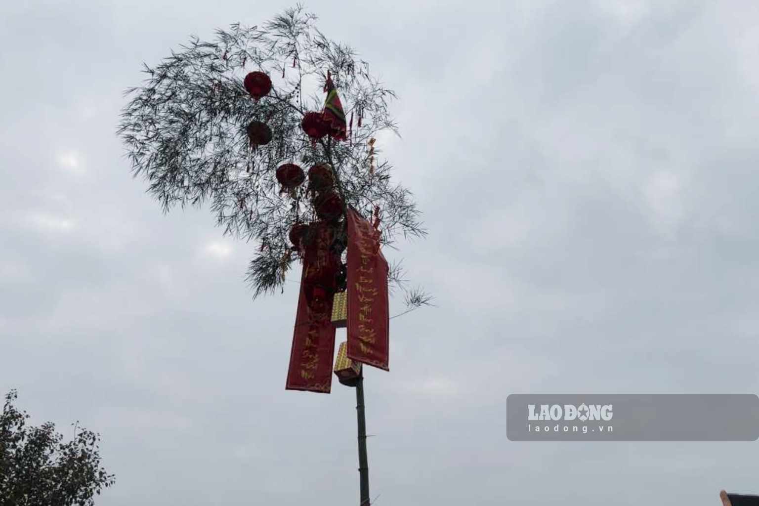 Cây nêu với 54 đốt tre tượng trưng cho 54 dân tộc anh em trên khắp đất nước. Ảnh: Nguyễn Đạt