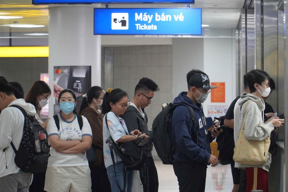 Đông người dân xếp hàng từ sớm tại quầy bán vé Metro số 1, không có hiện tượng chen lấn, xô đẩy. Ảnh: Ngọc Lê