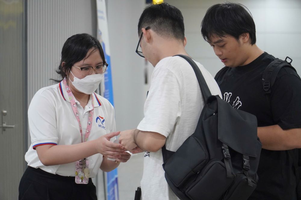 Nhân viên tại ga Bến Thành (Quận 1) có mặt hướng dẫn cụ thể cho hành khách sử dụng vé trước khi lên tàu Metro. Ảnh: Ngọc Lê