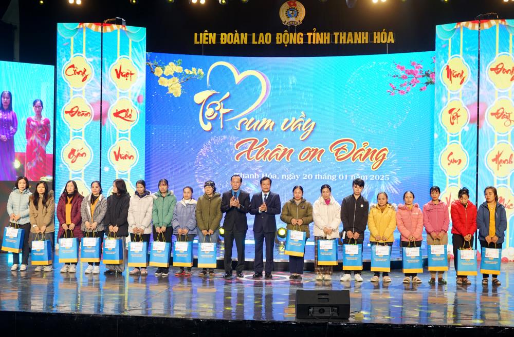 Đại diện lãnh đạo Tỉnh Thanh Hóa, LĐLĐ tỉnh trao hỗ trợ nhà “Mái ấm Công đoàn” và trao quà Tết đến đoàn viên, người lao động khó khăn. Ảnh: Quách Du