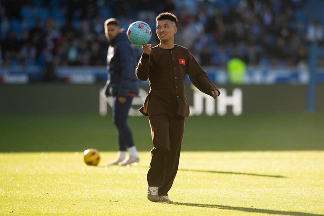Chủ tịch La Liga mời Đỗ Kim Phúc tới Barcelona biểu diễn