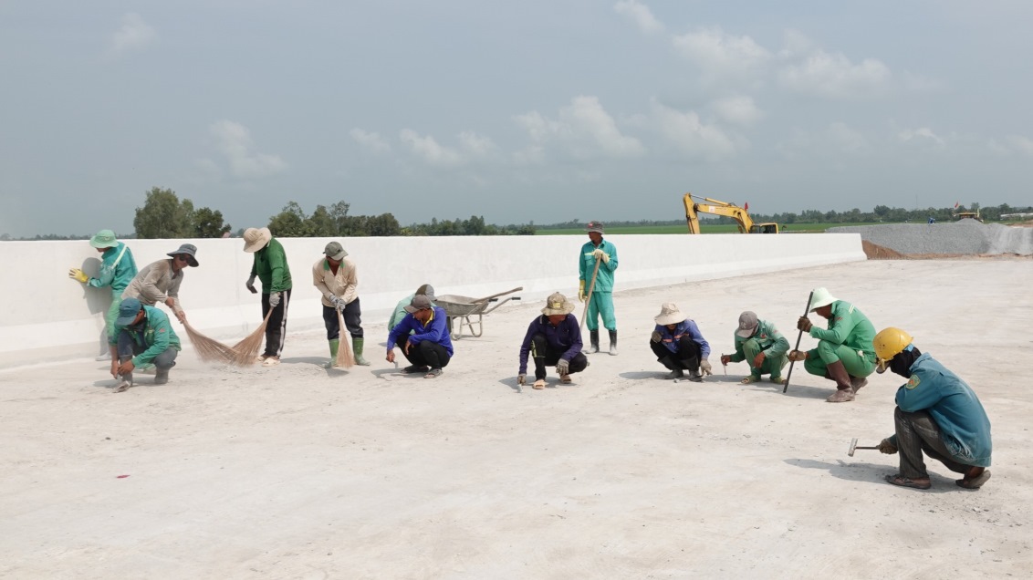 Tại cầu Lộ Đá thuộc huyện Vị Thủy, tỉnh Hậu Giang, các công nhân thi công đường cao tốc Cần Thơ – Cà Mau vẫn miệt mài làm việc. Ảnh: Tạ Quang