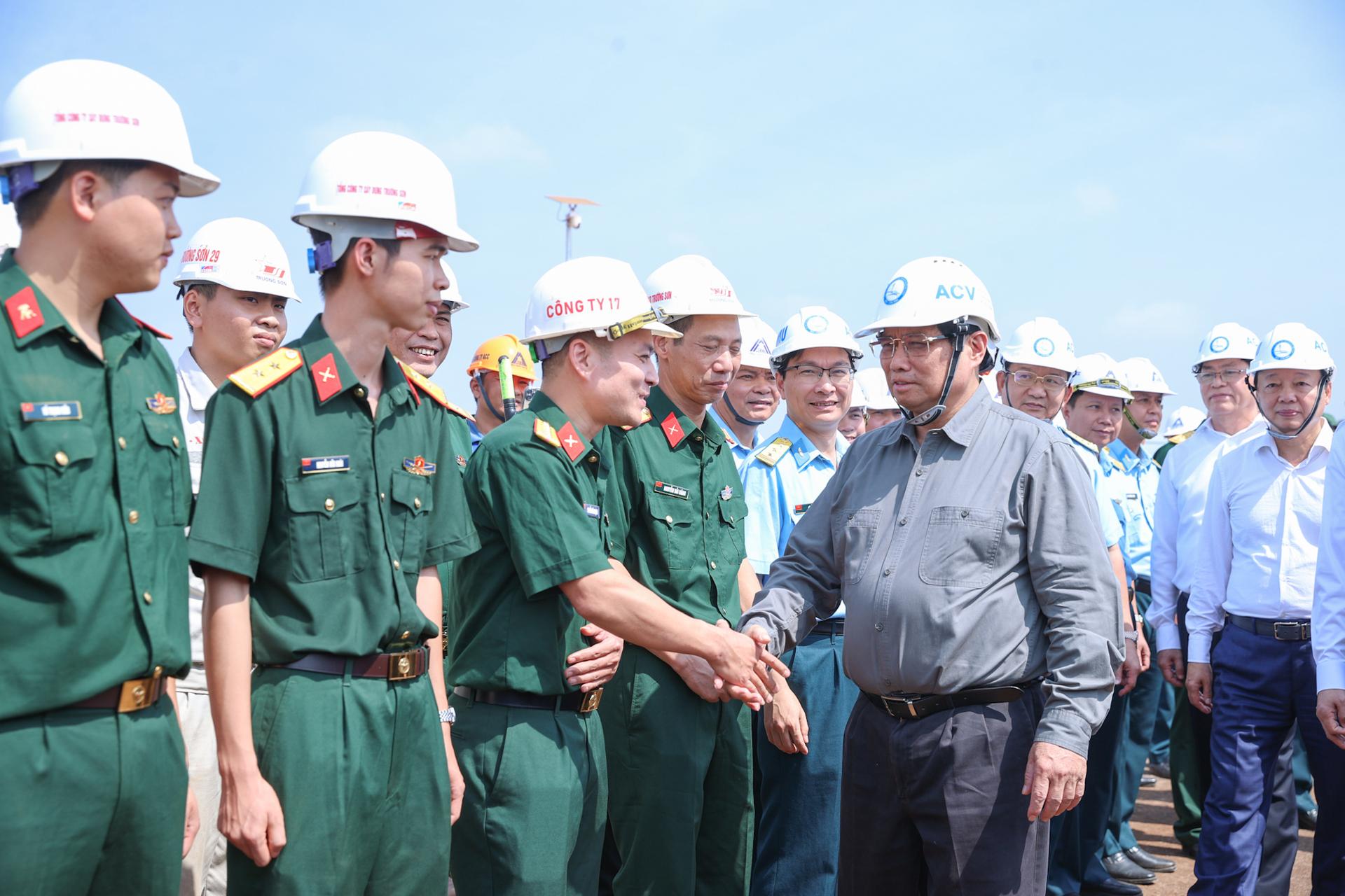 thu tuong pham minh chinh thi sat tang qua tet cong nhan tren cong truong san bay long thanh hinh 2