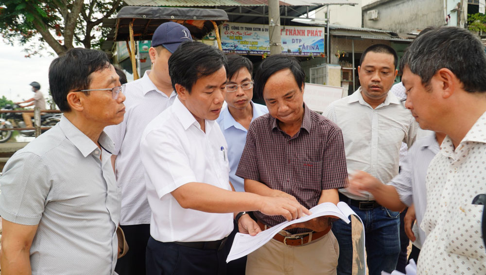 Ông Nguyễn Văn Phương, Chủ tịch UBND tỉnh Thừa Thiên Huế (thứ 2 từ trái) kiểm tra hiện trường một dự án xây dựng. Ảnh: Ngọc Hiếu