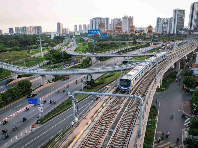 Metro số 1 chạy qua TP Thủ Đức. Ảnh: Anh Tú