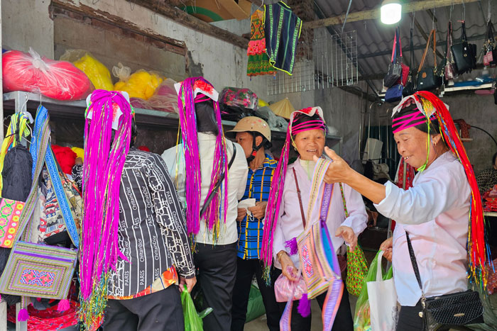 Một gian hàng quần áo tại phiên chợ Đồng Văn, Bình Liêu, tỉnh Quảng Ninh. Ảnh: Đoàn Hưng