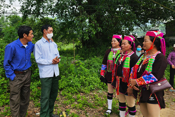 Người Dao Thanh Phán hát giao lưu tại phiên chợ Đồng Văn, huyện Bình Liêu, tỉnh Quảng Ninh. Ảnh: Đoàn Hưng