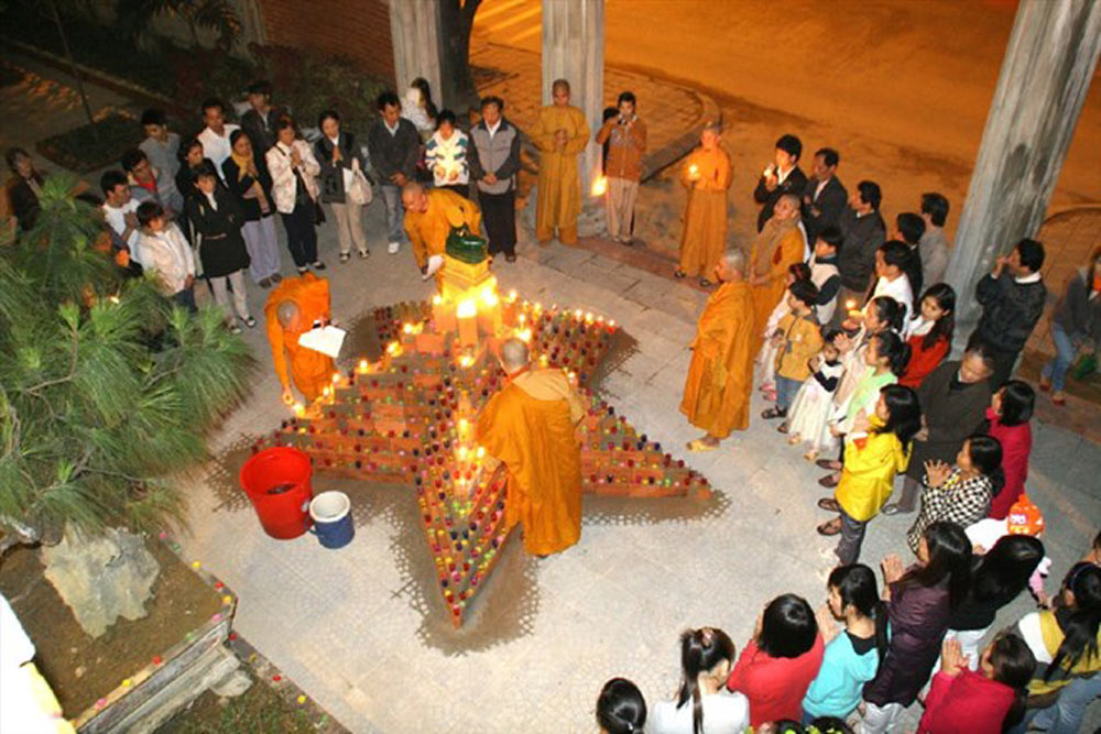 Cúng đèn hoa đăng và phóng sanh, một trong những nghi thức trong lễ cầu an đầu năm ở chùa Liên Hoa (Huế). Ảnh: Tường Minh
