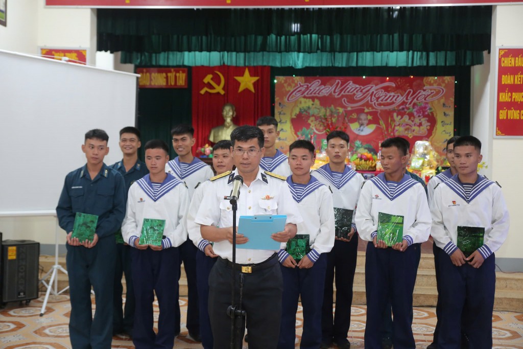 Thượng tá Nguyễn Văn Khương chúc mừng năm mới các cán bộ, chiến sĩ và Nhân dân