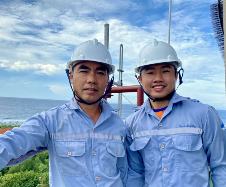 Ông Trần Văn Chiến (bên trái) cùng đồng nghiệp