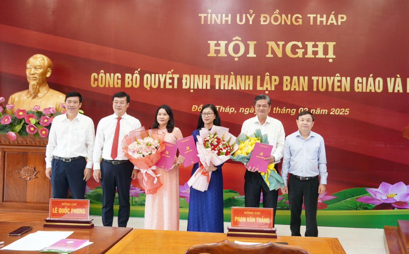 Thường trực Tỉnh ủy Đồng Tháp trao quyết định và tặng hoa chúc mừng lãnh đạo Ban Tuyên giáo và Ban Dân vận Tỉnh ủy Đồng Tháp. Ảnh: Kim Sa