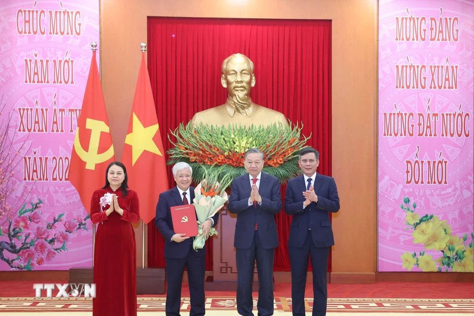Tổng Bí thư Tô Lâm trao Quyết định về thành lập Đảng bộ, tổ chức bộ máy, chức năng nhiệm vụ và chỉ định Bí thư, các Phó Bí thư Đảng uỷ Mặt trận Tổ quốc Việt Nam, các đoàn thể Trung ương nhiệm kỳ 2020-2025. Ảnh: Thống Nhất/TTXVN