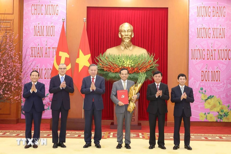 Tổng Bí thư Tô Lâm trao Quyết định về đổi tên Ban Kinh tế Trung ương cùng chức năng, nhiệm vụ, tổ chức bộ máy, phân công, bổ nhiệm Trưởng ban và các Phó Trưởng ban Chính sách, Chiến lược Trung ương. Ảnh: Thống Nhất/TTXVN